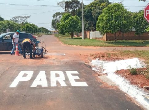 Setor de Pinturas realiza sinalização de novos asfaltos no bairro Vila Nova