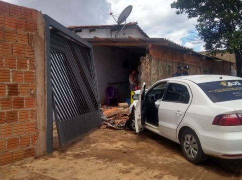 Com asfalto novo, motoristas abusam e morador tem muro destruído pela 5ª vez