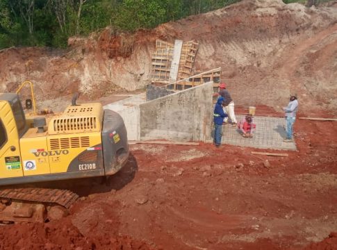 Obra na nos bairros Fleck e São Jorge já está na Rua Dom Pedro I em Mundo Novo