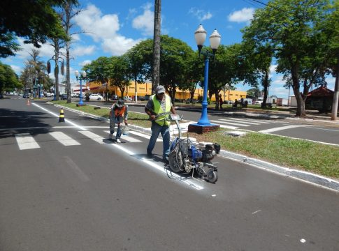 Departamento de Trânsito e setor de Pinturas estão realizando novos estacionamentos no Centro de Mundo Novo