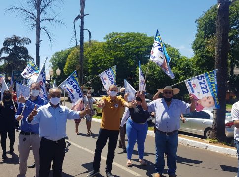 Toninho e Vavá fazem caminhada pelo centro de Mundo Novo