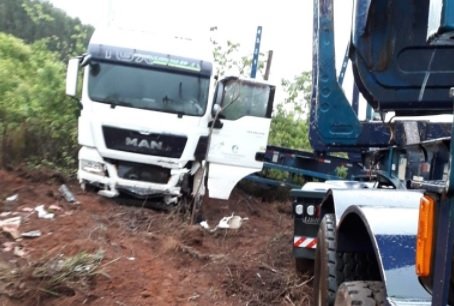 Acidente entre carreta e carro de passeio deixa três mortos em MS