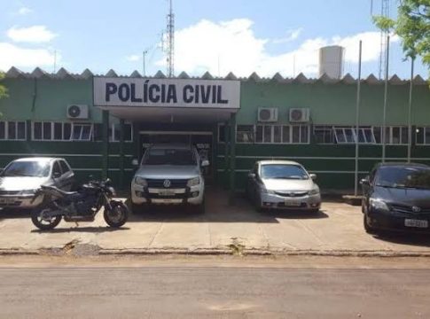 Homem espanca e acorrenta esposa na frente dos filhos