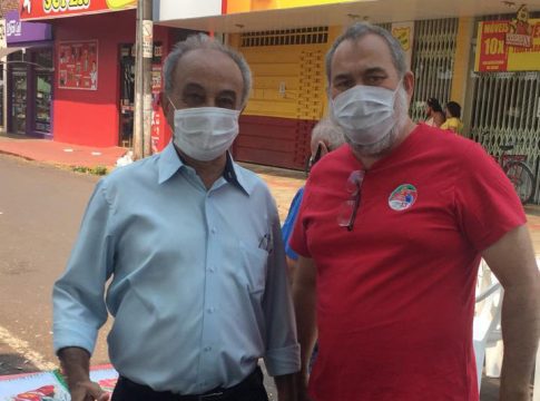 Candidatos, Toninho e Humberto pedem votos na feira