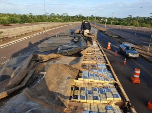 PRF apreende bitrem com 500 caixas de cigarros paraguaios em Guaíra