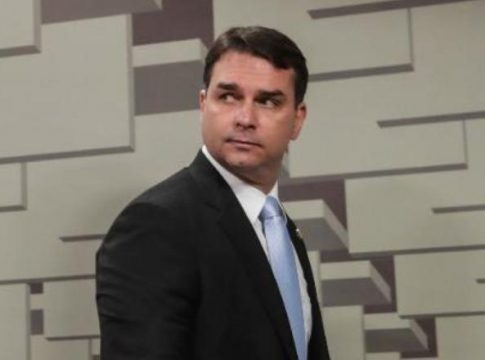 MP acusa Flávio Bolsonaro de omitir investimentos em ações da Receita