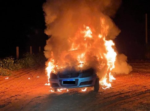 Polícia estoura depósito de cigarros em Mundo Novo e contrabandistas incendeiam carro