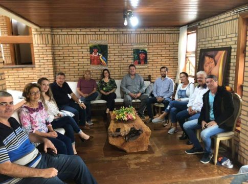 Dr. Lídio e Zé Roberto recebem os vereadores eleitos