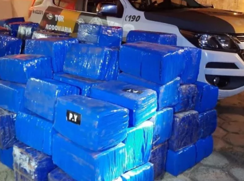Caminhão de MS é interceptado com 2,8 toneladas de maconha em caixas de verduras