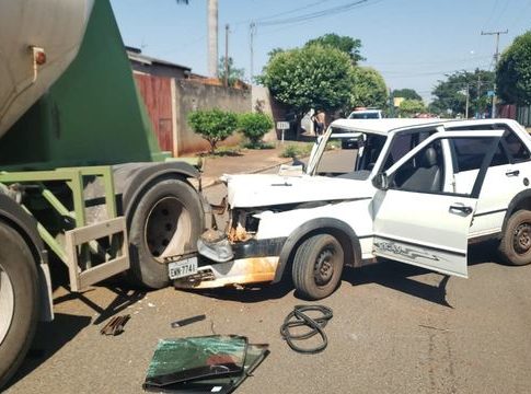 Voltando de bar, motorista bate em caminhão estacionado e tem perna esmagada