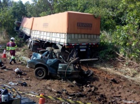 Motorista bate de frente com carreta e morre decapitado na BR-163