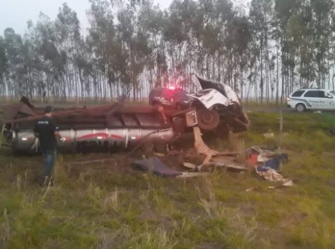 Caminhoneiro morre após carreta sair da pista e capotar na MS-295