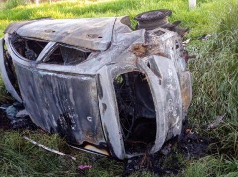 Motorista perde o controle, carro capota e pega fogo em Dourados