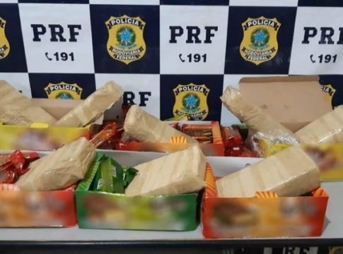 Estrangeiros são presos em carro de motorista de app com mais de 8 kg de cocaína na BR-262