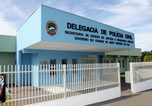 Com dinheiro espalhado em carro, candidatos são presos comprando votos
