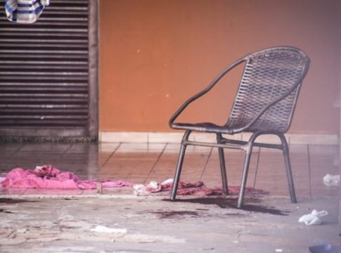 Esfaqueado após ter carro roubado, jovem morreu sentado à espera de socorro