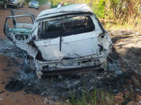 Corpos são achados em vala e suspeita é de ligação com carros incendiados