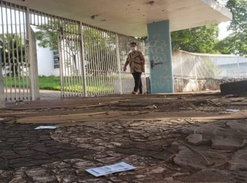 Eleitor de 68 anos faz questão de ir votar, mas é barrado pela acessibilidade em MS