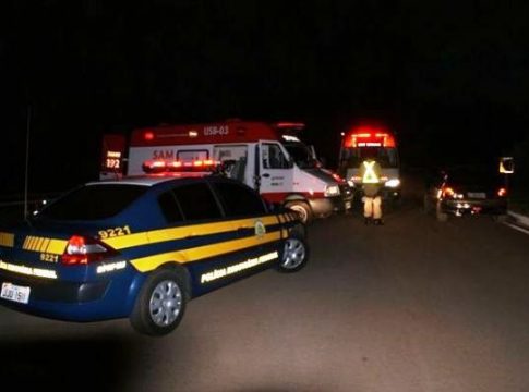 Motorista bêbado colide camionete na traseira de carro na BR-163 e uma pessoa morre