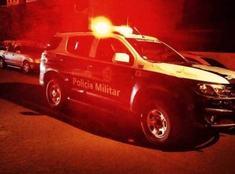 ‘Galo Cego’ tenta bater em viatura policial e consegue fugir pulando muros