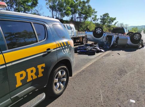 Caminhonete carregada com armas de air-soft capota na BR 272 entre Guaíra e Terra Roxa