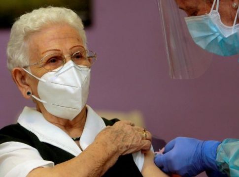 União Europeia começa a vacinar sua população contra o novo coronavírus