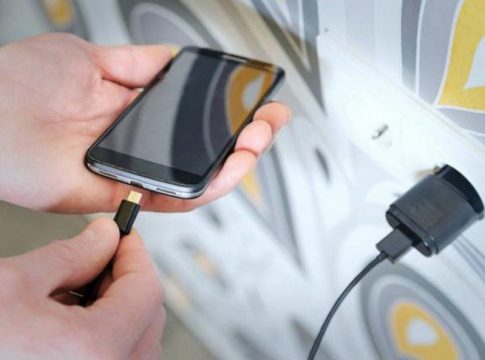 Adolescente morre eletrocutado no Paraguai enquanto carregava o celular