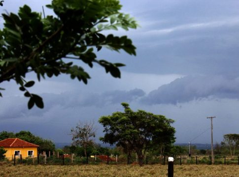 Ciclone no Sul do País e instabilidade no Paraguai causam vendavais em MS