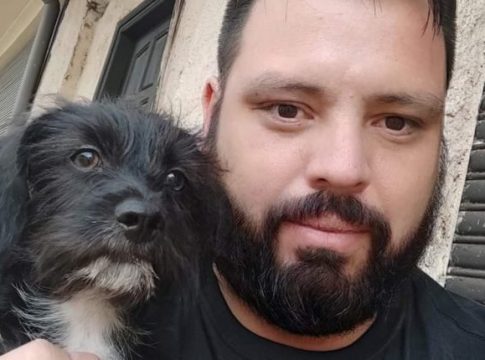 Homem é executado por pistoleiro na frente de amigos na fronteira