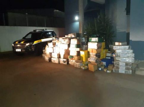 Homem é preso com 4 toneladas de maconha acompanhado de adolescente e bebê