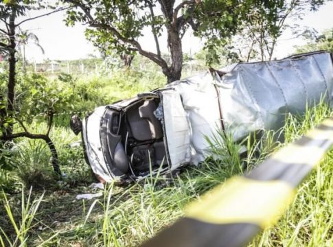 Caminhoneiro morre após veículo atravessar pista e capotar na BR-060 em Campo Grande