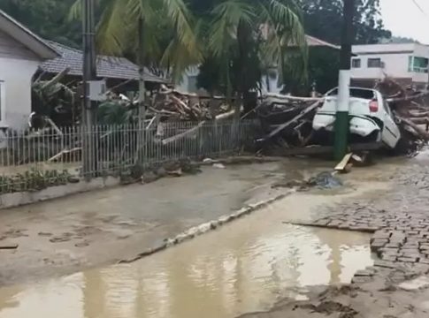 Tempestade em Santa Catarina deixa 11 mortos e 20 desaparecidos