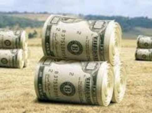 Dólar fecha em queda, alinhado ao exterior