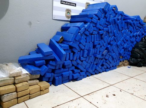 Caminhonete ‘dá pane’ e motorista é preso com quase 1 tonelada de maconha