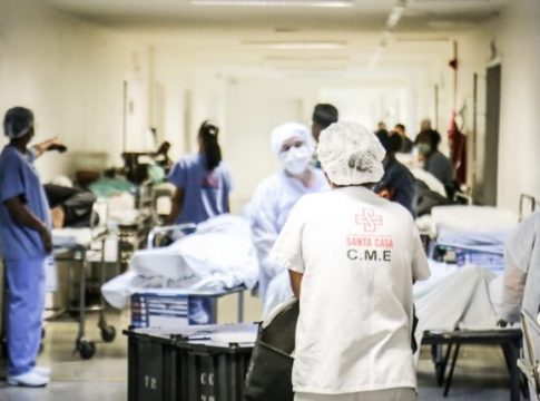 Esgotamento na pandemia afasta 13 profissionais da saúde por mês da Santa Casa
