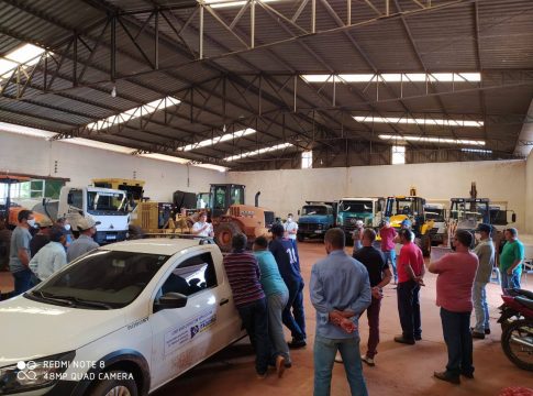 Prefeito Thalles Tomazelli visita secretarias no primeiro dia de mandato