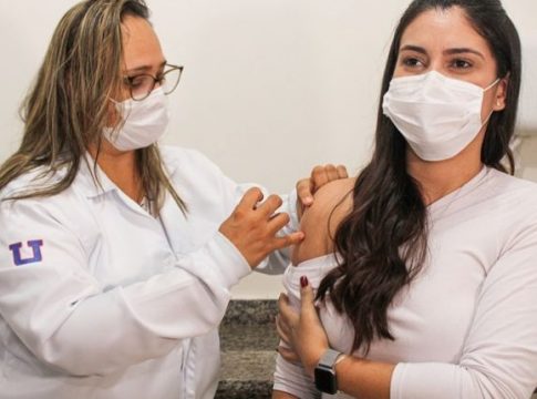 Em meio à polêmica dos fura-fila, secretária posta foto sendo vacinada contra Covid em MS