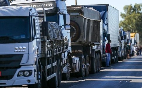 Insatisfeitos com preço do diesel, caminhoneiros prometem greve maior que a de 2018