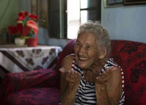 Aos 108 anos, idosa abre mão de vacina contra covid-19 para “alguém mais novo”