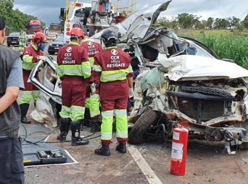 Identificado casal que morreu em colisão de caminhonete e carreta na BR-163