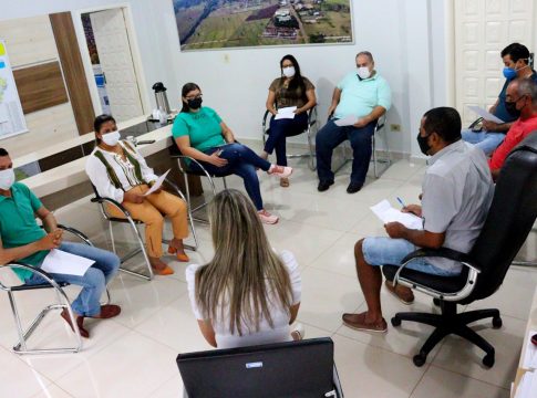 Léo e Fabiana reúnem vereadores, prestam contas e avaliam ações para o mandato