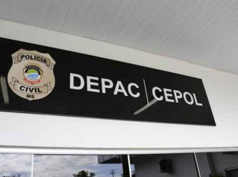 Motorista bêbado quase atropela pedestres e só para após tiro no pneu do carro