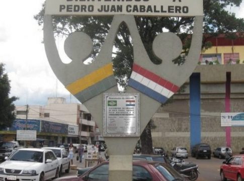 Acusado de homicídio pede para ir ao banheiro e foge de delegacia na fronteira com o MS