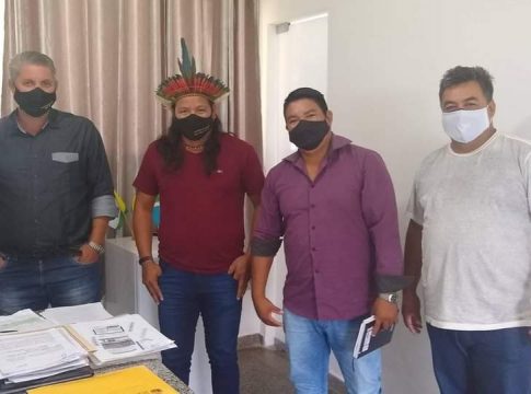 Prefeito Paulão recebe vereador e cacique da aldeia