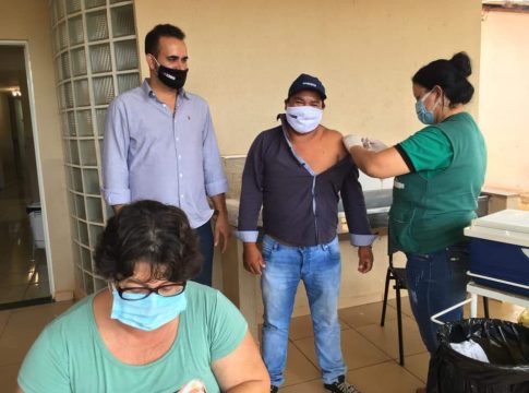 Vereador Dorival Velasquez é vacinado na aldeia e incentiva comunidade indígena