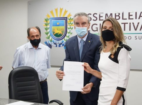 Presidente da ALEMS recebe pedido para assumir Governo até dia 30