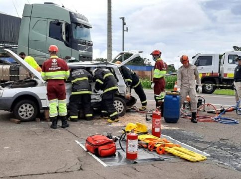 Motorista fica preso nas ferragens ao fazer conversão na BR-163 e ser atingido por caminhão