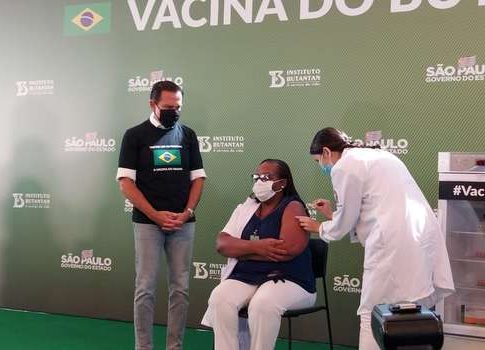 Enfermeira de 54 anos é a primeira a tomar dose de Coronavac após aprovação da Anvisa