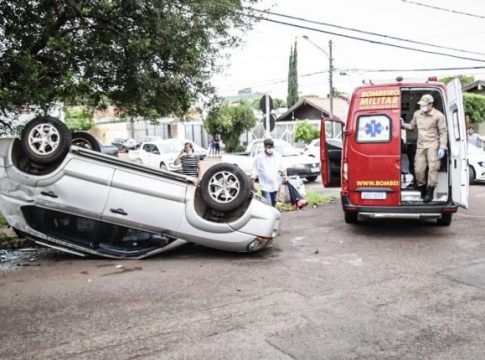 Motorista não respeita sinalização e provoca capotamento no Jardim dos Estados