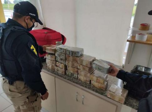 Passageiro é flagrado com malas recheadas com dólares em Campo Grande